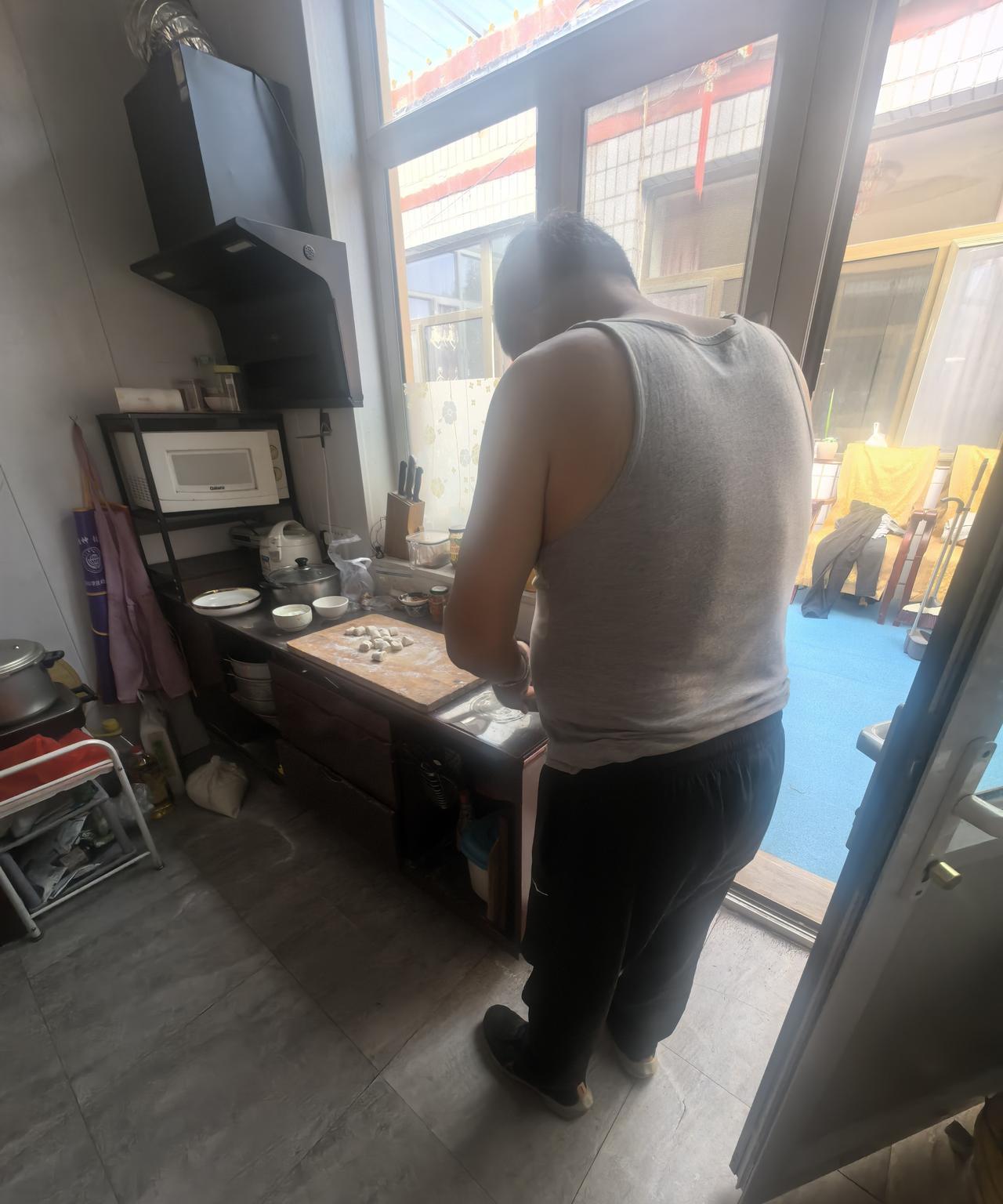        曾经，我给老公夸下海口，说每天给他挣一盒华子烟。
     大家说