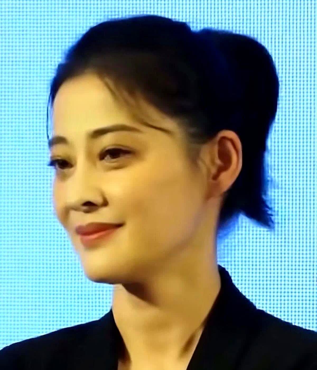 演员梅婷和刘烨虽然是大学同学，但平常来往很少。

梅婷笑着透露：“别说搭戏了