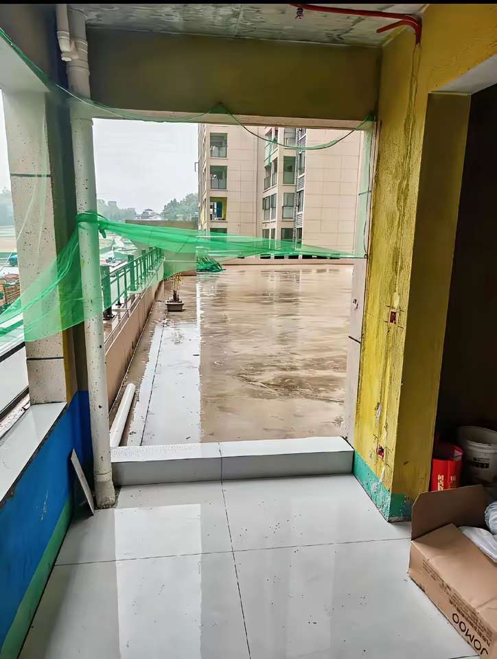 谁能告诉我这露台是公有还是私有，为什么买房的时候说可以使用，物业说不能使用，我改