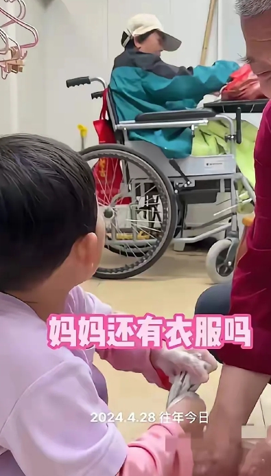 看到这个小天赐这么小就学洗衣服，我心里都一阵酸楚，真是不知道这老两口心里怎么想？