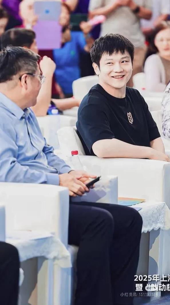 #樊振东# 现在看到东哥阳光帅气，别忘了他被排挤冷落的时候是怎样度过的。
对天将