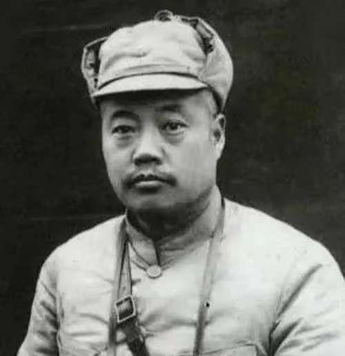 1937 年，北平沦陷后，29 军军长宋哲元的美貌姨太太落在了鬼子手里。她挺着个