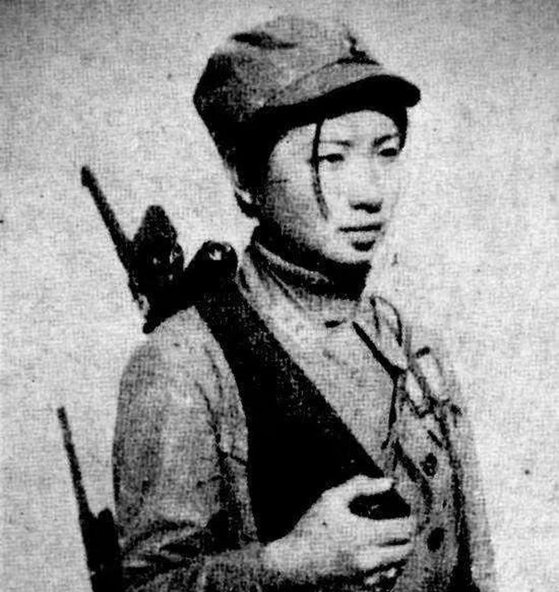 1943年，日寇剥掉一个24岁女团长的衣服，不料却看到她身上，露出7道触目惊心的