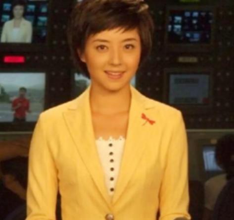 2015年，四川卫视女主持人佟瑶，聚完餐回酒店的路上，因为内急下车去路边草丛小解
