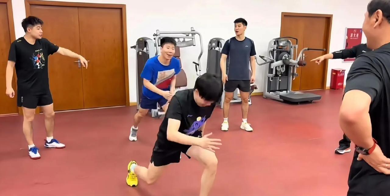 学霸就是学霸，一学就会，做得还很标准
王楚钦、徐瑛彬、薛飞和曹魏一起体能训练。