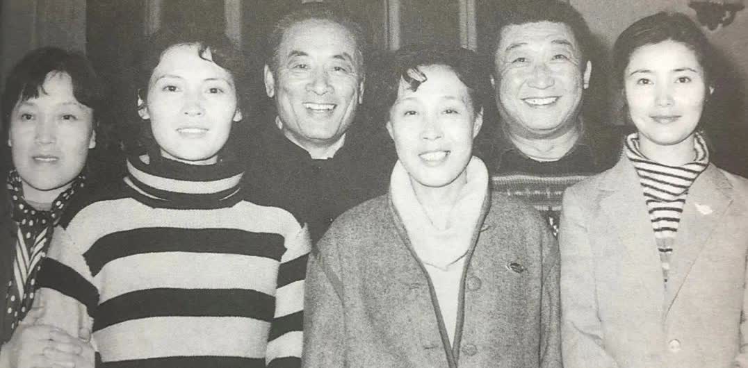 1978年长春电影制片厂艺术副厂长庞学勤在长影与演员王玉梅、姜黎黎、丁一、阎彼得
