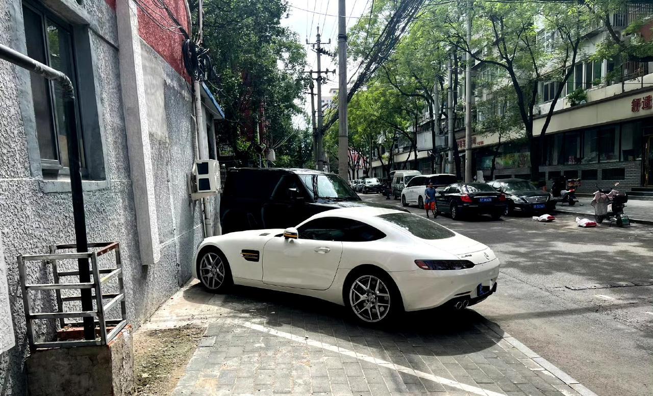 网友：哈哈，老破小配上豪车，简直绝配啊！