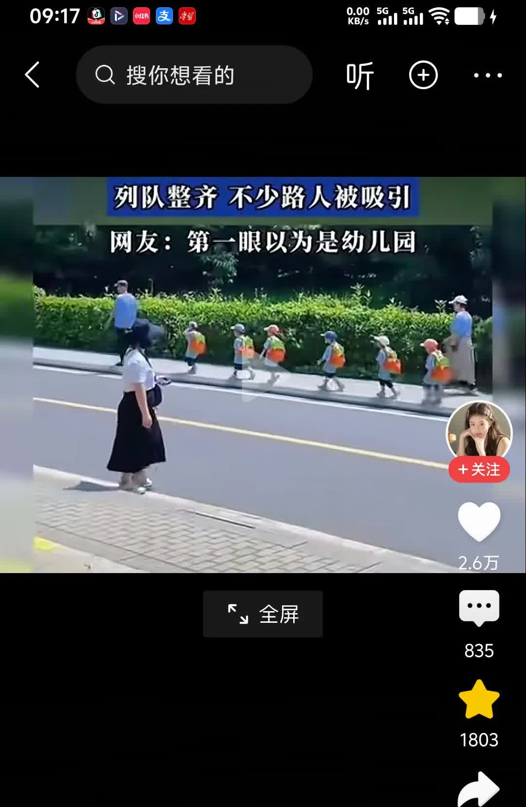 最幸福的男人
一男子带领自己的六胞胎孩子出游。
孩子统一着装，统一头戴旅游小