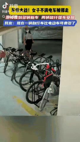 “这女子戾气太重了！”广东广州，一女子自己有停车位不停，将电动车停在公共车位，没
