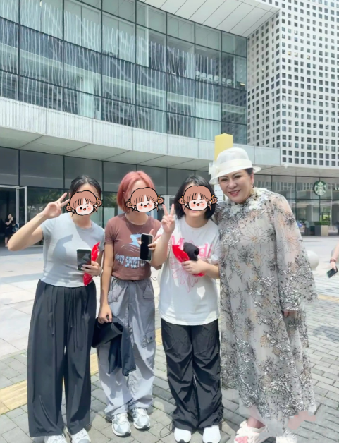 女人啊！看看向太吧，这体型穿连衣裙又美又贵，真的没必要盲目减肥了！

向太这连衣