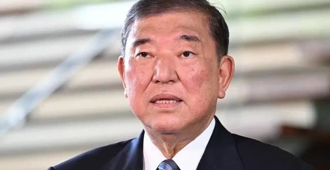 【石破茂称将留任继续执政】当地时间7月23日，日本首相石破茂与前首相麻生太郎、菅