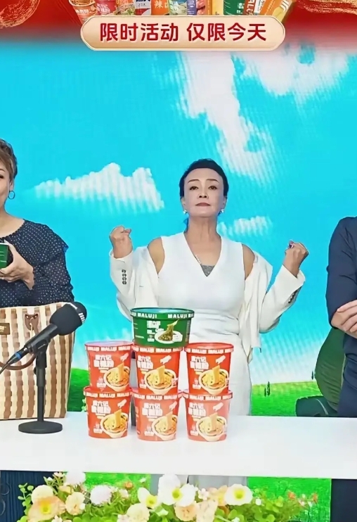 张兰刚在某手直播，鲁班就直接打电话举报，而且呼吁更多的人举报，要求全网封杀张兰。