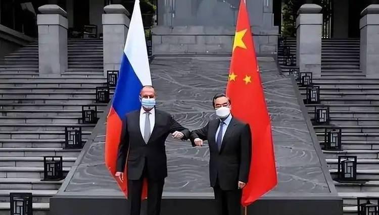 中俄为什么要站在一起？其实有个俄罗斯的精英已经说出了答案。俄罗斯政治家康斯坦丁·