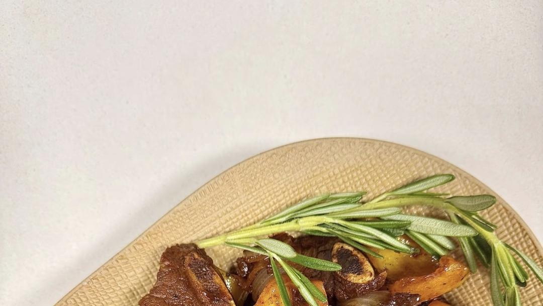 西餐厅卖88的黑椒牛仔骨，在家10块成本嫩到爆汁！