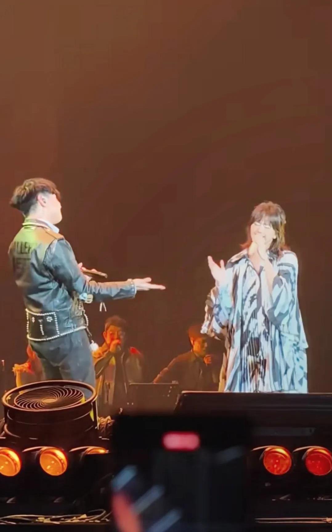 林俊杰现身孙燕姿演唱会。家人们谁懂啊！孙燕姿演唱会上，林俊杰惊喜现身。毫无预告，
