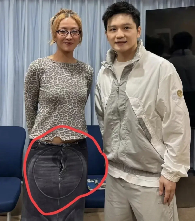 陈奕迅老婆徐濠萦，香港出了名的潮女
这张和樊振东的合照
我仔细观察了很久，还是觉