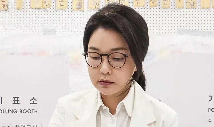 今天（6日）韩国前总统尹锡悦的夫人金建希女士将于上午十点接受特检组的传唤，金女士
