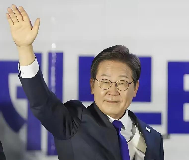 #李在明# 李在明首次开会遇尴尬，其实这种尴尬很容易就能化解，毕竟自己刚当选总第