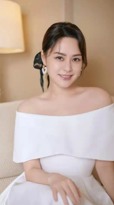 钟欣潼，1981年出生于中国香港，祖籍广东恩平，是中国香港影视演员、歌手，女子组
