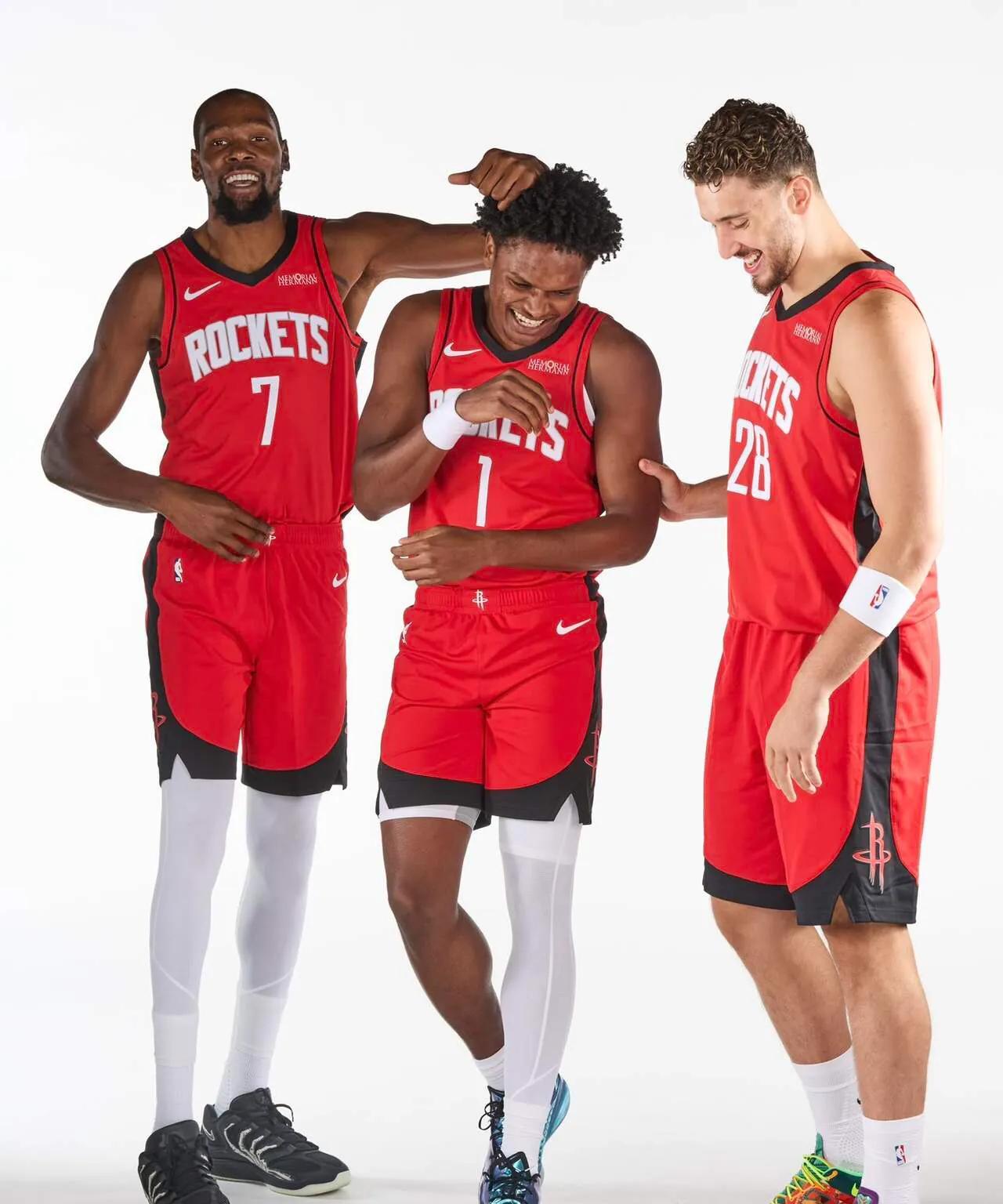 北京时间今日，NBA名记shams透露，雄鹿当家球星字母哥以及经纪人正在探寻下家