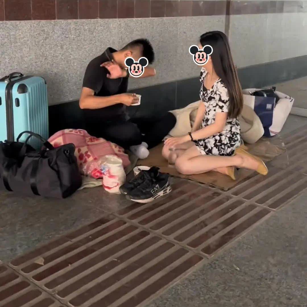 男子生意失败落魄潦倒，无家可归妻子依然不离不弃：桥洞也是家