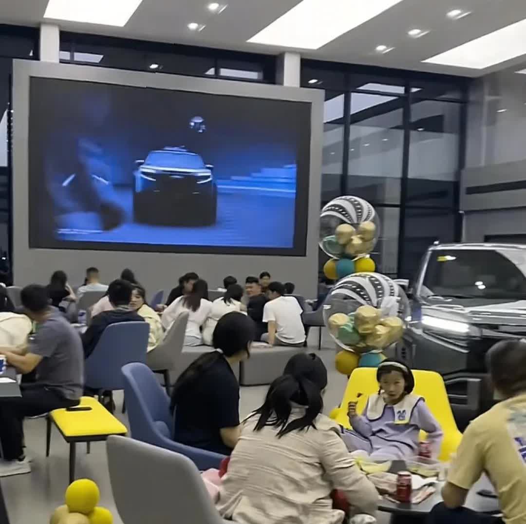 方程豹钛3，价格还没发布，就有很多人在店里等价格了。13.98万，价格一出，全网