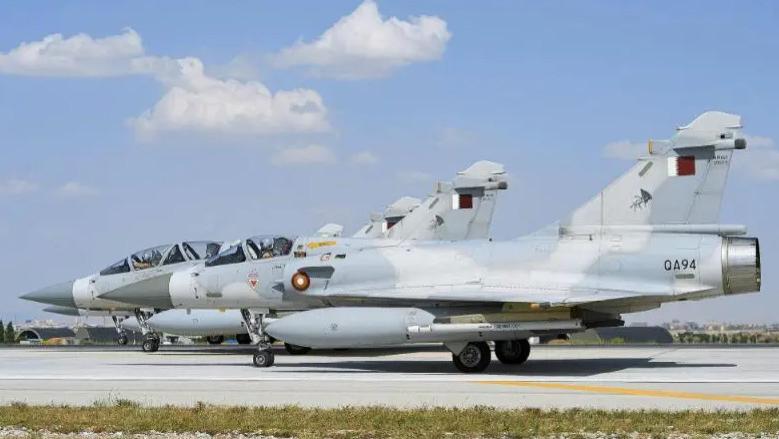 此国穷得只剩下钱，士兵年薪100万，飞行员才7人战机买了上百架