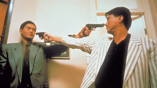   《喋血双雄》 绝对的经典，2位主角就像一枚硬币的正反面，虽然立场不同，但却惺