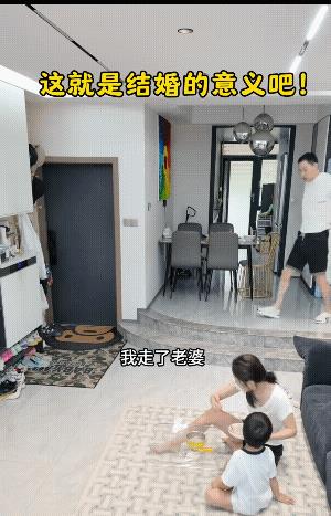 羡慕这样的小家庭
丈夫临时接到单位通知要加班
正在喂小宝宝吃饺子的妻子
看到丈夫