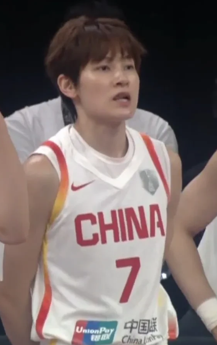 杨力维点传张子宇篮下得分，张子宇助攻杨力维三分命中

中国女篮亚洲杯开门红，小巨