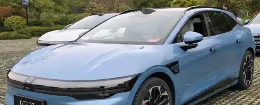 极氪7X大定订单已经突破2万台，预计首月交付将超过1万台。该车定位中型纯电SUV