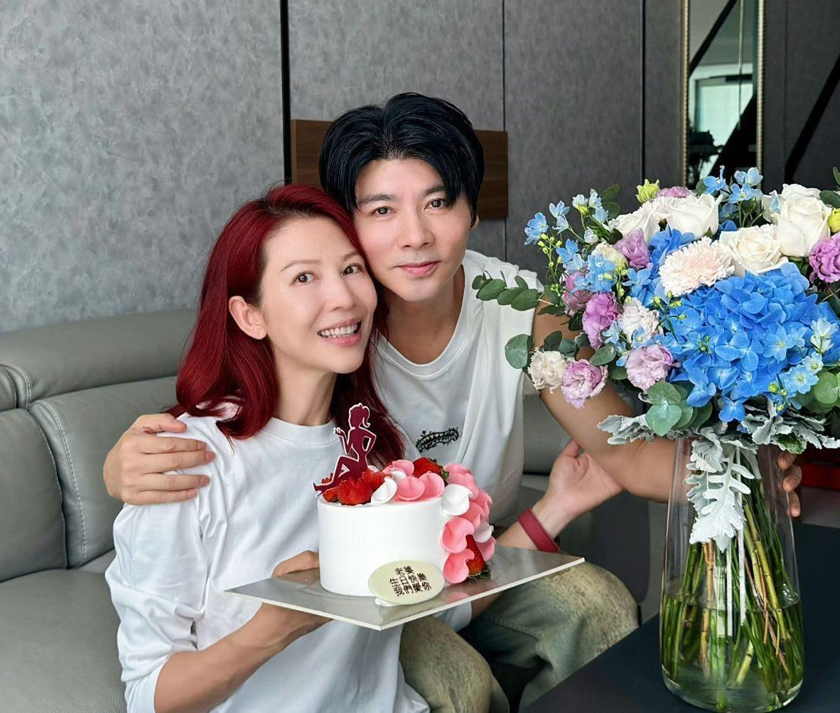 张晋为老婆蔡少芬庆祝52岁生日！
一顶红头发衬得她气色满分，和张晋各种搞怪合影，