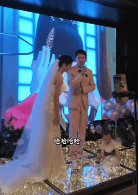 上海一对俊男靓女婚礼上，新娘的极简发言火出圈了！尤其最后一句下面交给新郎，我下去