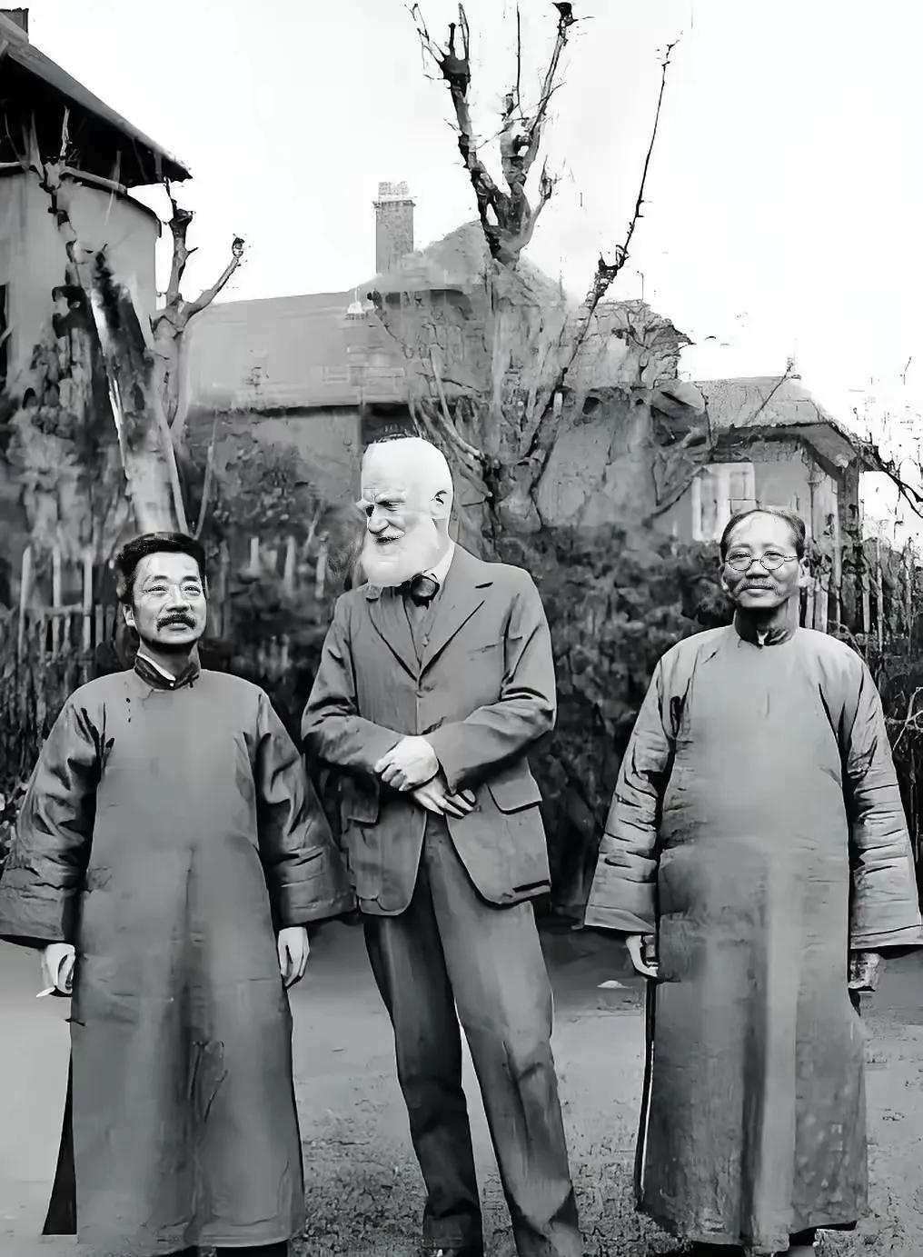 ——这是鲁迅的真实照片，如图。鲁迅矮，1米5米出头；中间是萧伯纳，188厘米；右
