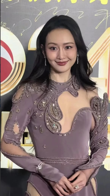 鸥这衣服，那是真好看呀，总觉得她美得像个混血人一样！

这种个性挖空的紧身衣，配