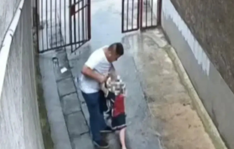原来这个男的不是本地人，小女孩家是租户，更心疼她了。他极可能流窜作案。
娄底事发