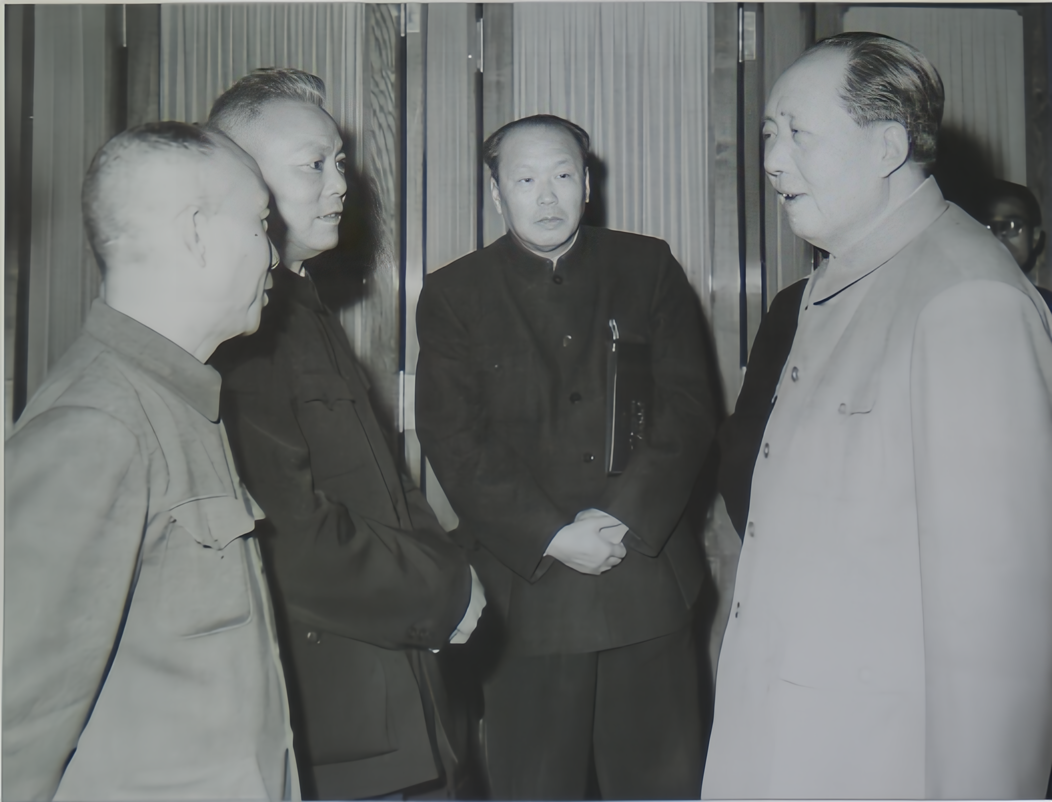 这是1962年1月中央扩大会议期间，毛主席和三位中央领导合影。这三位领导都不同凡