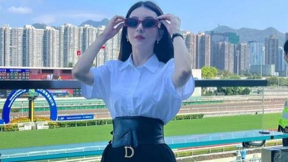 看天王嫂方媛的穿搭，我悟了：衬衫不配牛仔裤，才更高级时髦