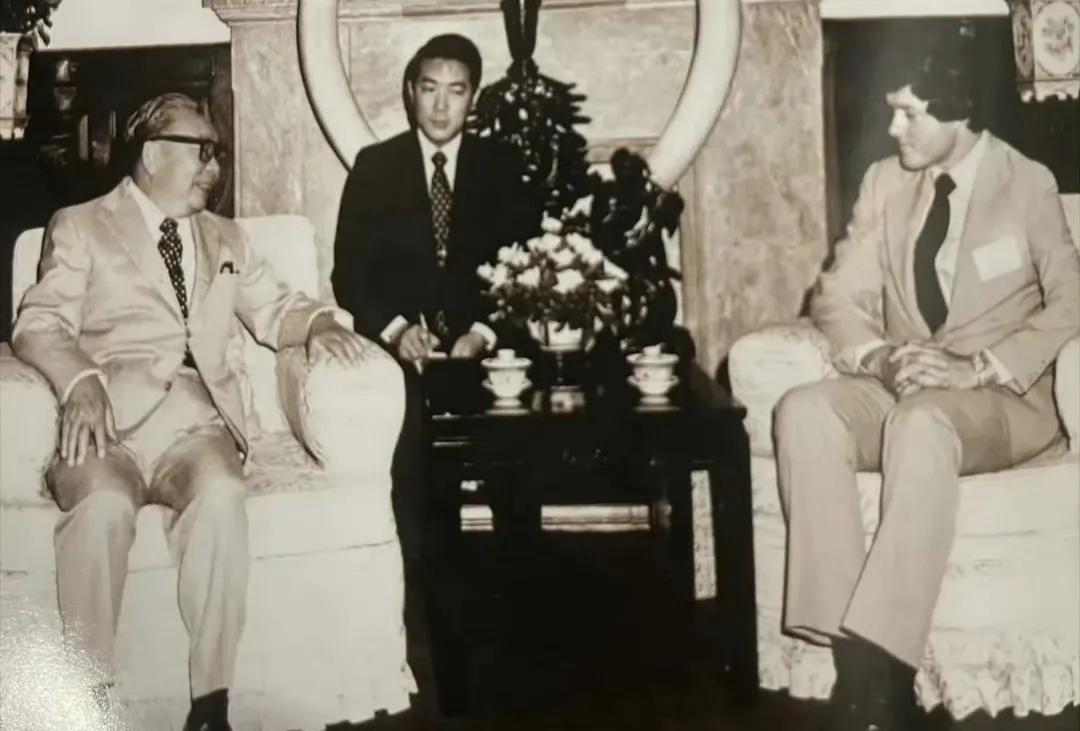 翻译官们成了政治人物！
      1984年，74岁的小蒋会见时年38岁的阿肯