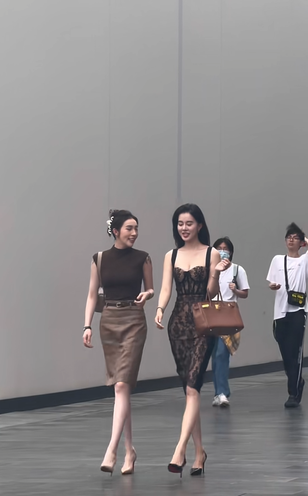 这两人天天逛街 门都踩烂了 就是不买东西