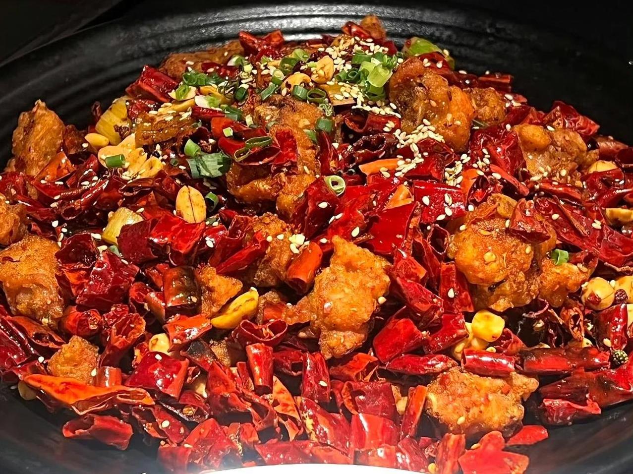 今天体验了线下麻六记
2 个人 3 个菜分量满满
我跟朋友两个人根本就吃不完。他