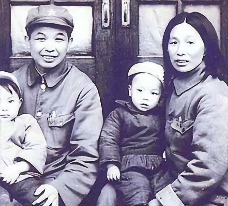 1953年，西康军区司令员刘忠得知家人还幸存人世，携妻子回乡见母亲，看到原配穿得