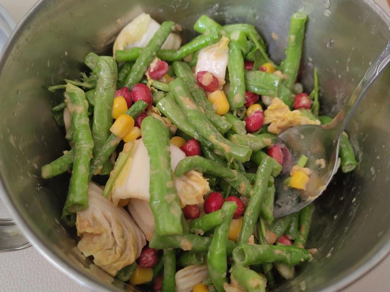 我们月子中心，今天大厨做的工作餐是凉拌菜。里面有长豆角、娃娃菜、花生米、玉米粒、