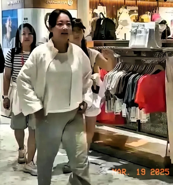 贾玲在娱乐圈人缘极好，她没有明星架子，性格亲和，和谁说话都像老朋友一样，和她在一