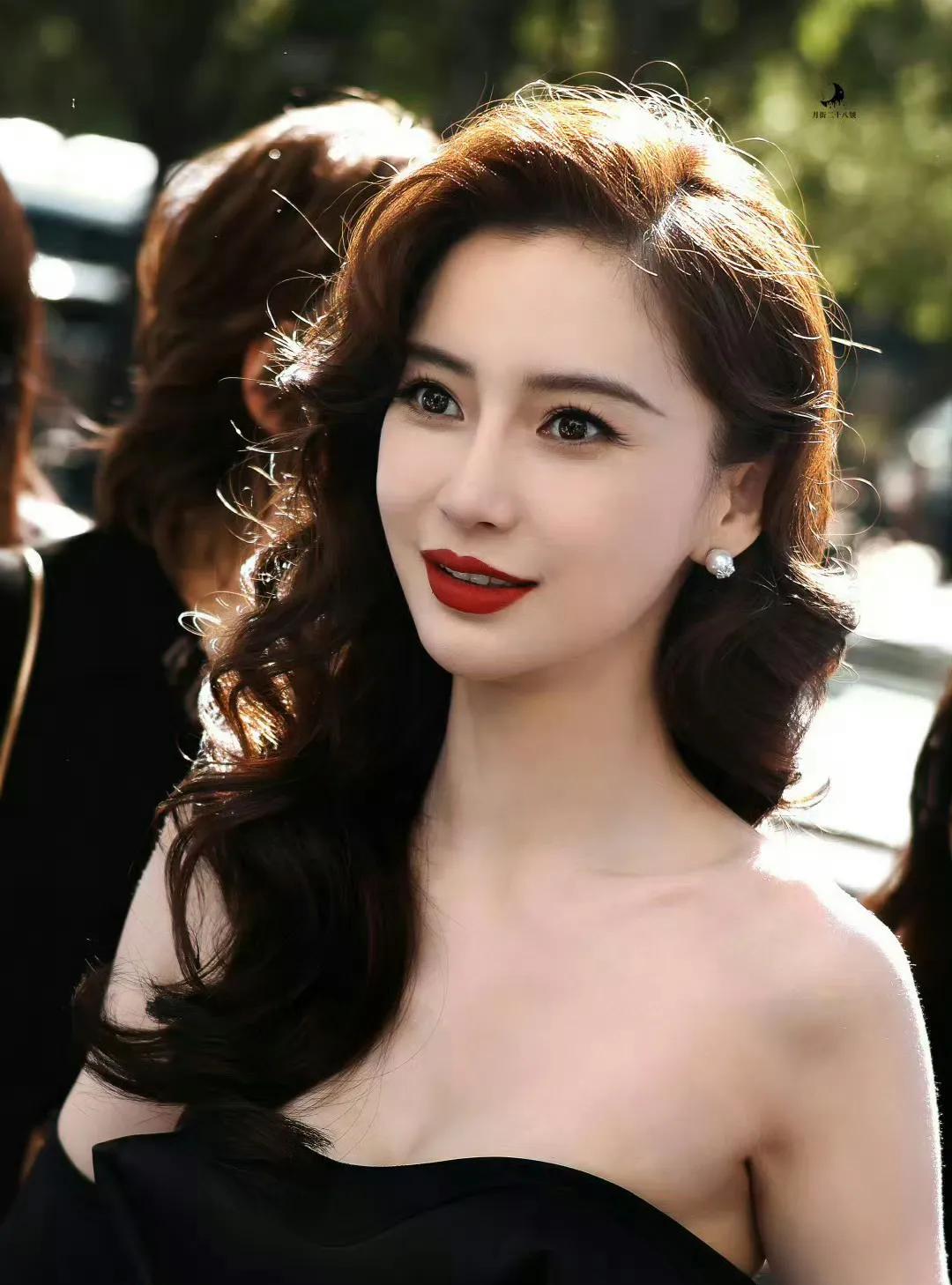 #Angelababy 港风还得港女来#
在时尚圈，每一场时装周都是一场没有硝烟