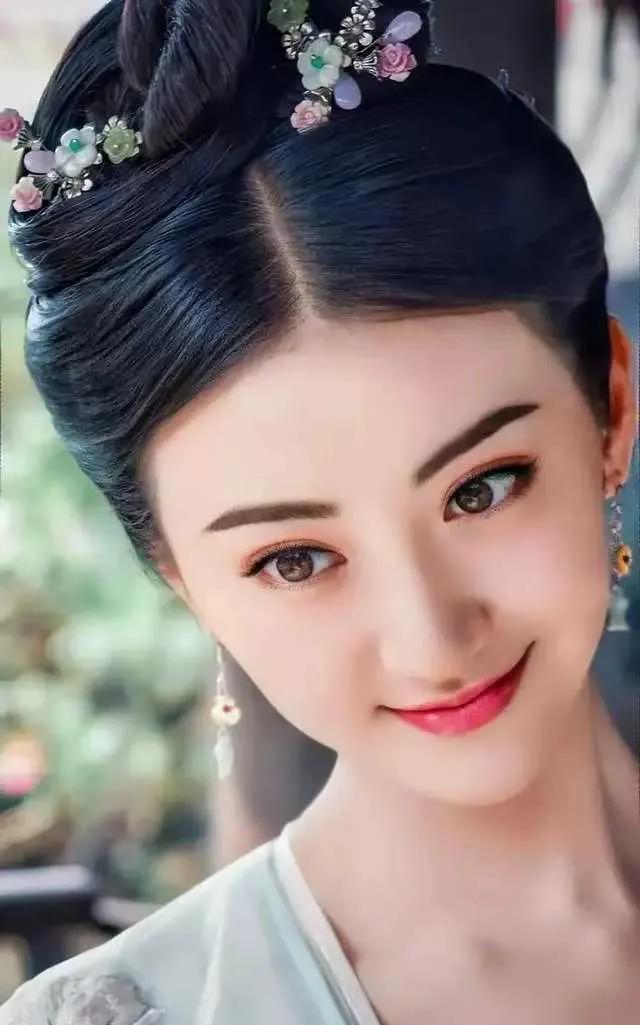 景甜的古装造型令人惊艳，尤其是那侧脸轮廓，宛如画卷中走出的仙子，美得不似人间。她
