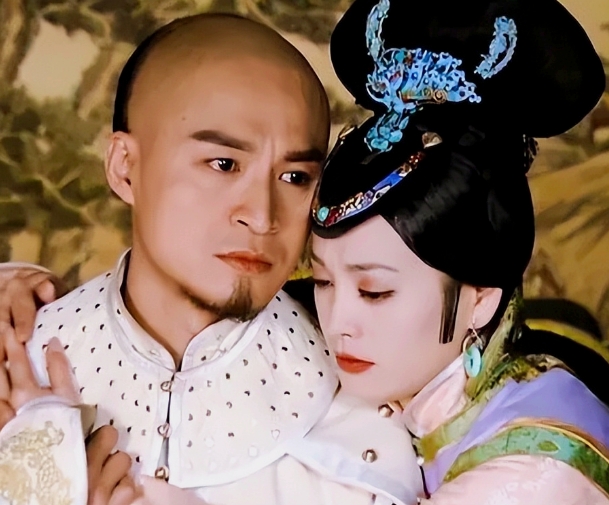 1645年夜宴后，多尔衮见四下无人，一把将孝庄搂进怀里，嘟囔着“你是我的女人！”