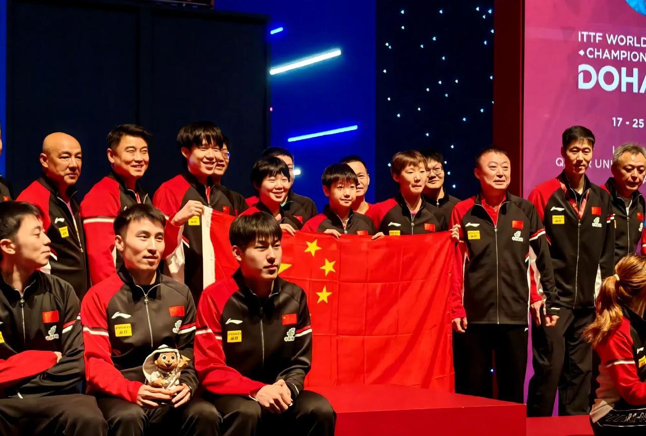 国乒大合照，
低调的王励勤。
以往大合照，
都是领导站C位，
还会挂上所有奖牌，