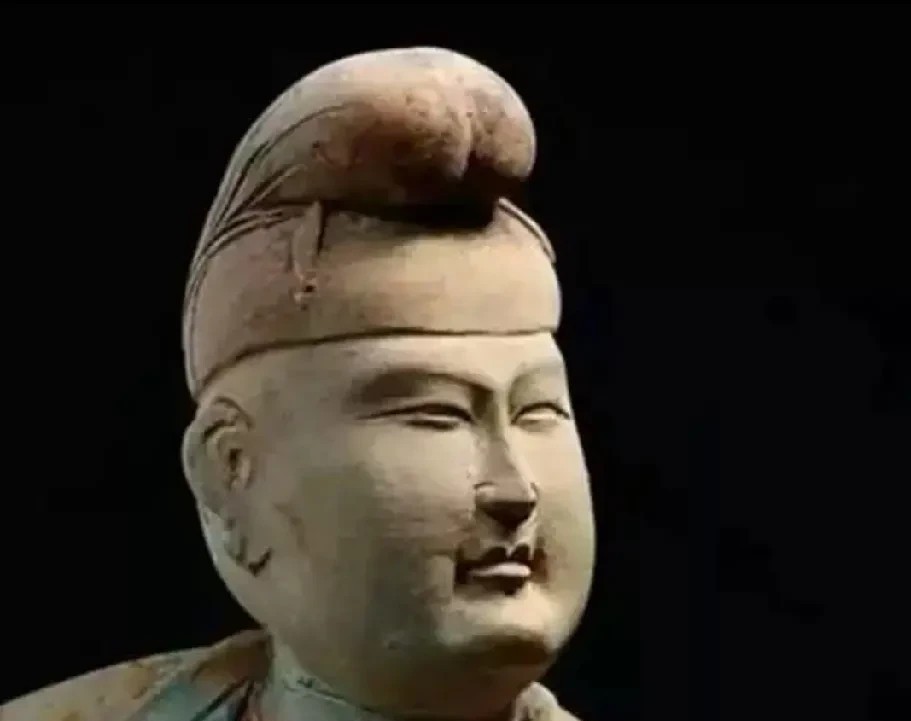 不得不说，电视剧“长安的荔枝”里面的服饰还是遵循了历史了，只是这帽子着实看着有些