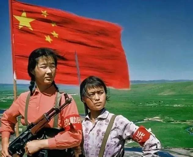 老照片中的女民兵
飒爽英姿五尺枪，
曙光初照演兵场。
中华儿女多奇志，
不爱红装